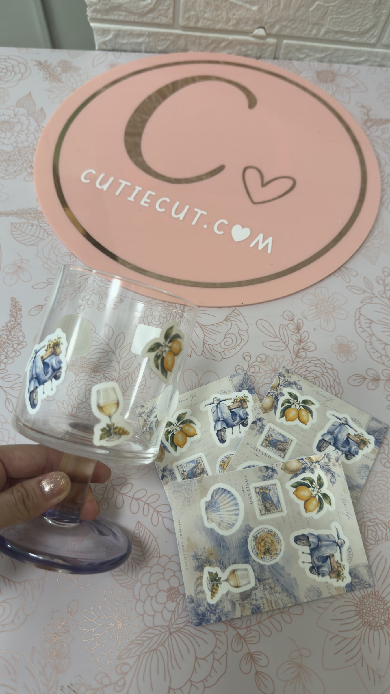 Copa personalizada con ilustraciones y papelería a juego